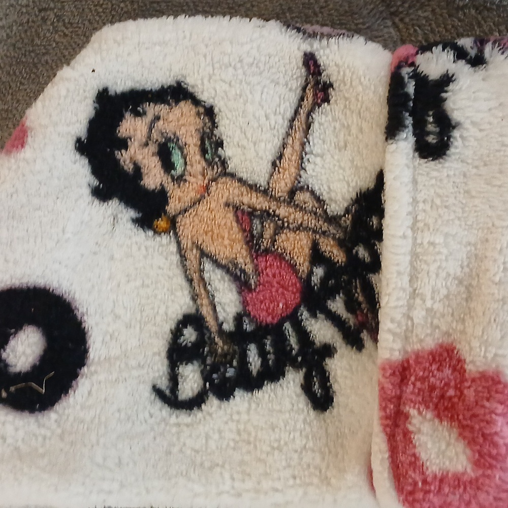 Betty Boop XOXO Robe💕🖤 - Picture 2 of 8